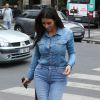 Kim Kardashian, tout de denim vêtue et chaussée de souliers Giuseppe Zanotti, se rend au restaurant L'Avenue. Paris, le 30 avril 2014.