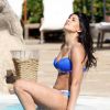 La star de télé-réalité Jasmin Walia profite d'une journée ensoleillée près d'une piscine, à Dubaï. Le 29 avril 2014.