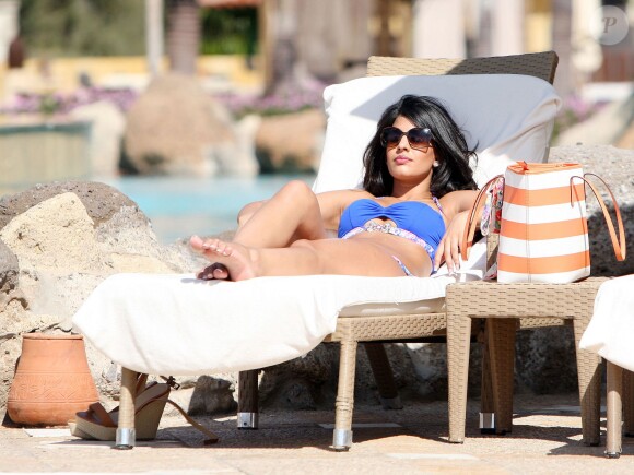 La divine star de télé-réalité anglaise Jasmin Walia profite d'une journée ensoleillée près d'une piscine, à Dubaï. Le 29 avril 2014.