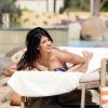 La star de télé-réalité Jasmin Walia profite d'une journée ensoleillée près d'une piscine, à Dubaï. Le 29 avril 2014.