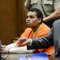 Chris Brown : Combi orange et regard vide au tribunal, la prison se rapproche