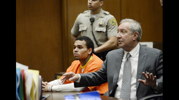 Chris Brown : Combi orange et regard vide au tribunal, la prison se rapproche