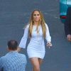 Jennifer Lopez, parfaitement moulée dans une robe blanche Michael Kors (collection croisière 2014) et chaussée de souliers dorés Casadei, s'apprête à faire son entrée sur le plateau d'American Idol. West Hollywood, Los Angeles, le 1er mai 2014.