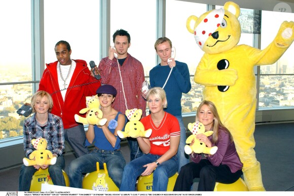 Bradley Mcintosh, Jon Lee, Hannah Spearritt, Tina Barrett, Jo O'Meara et Rachel Stevens de S Club 7, à Londres, le 15 novembre 2001.