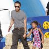 Olivier Martinez, qui vient d'avoir un fils avec sa femme Halle Berry, emmène la fille de cette dernière, Nahla, à West Hollywood, le 7 octobre 2013.