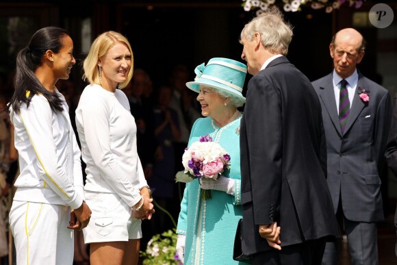 Anne Keothavong et Elena Baltacha avec Elizabeth II à Wimbledon le 24 juin 2010. 