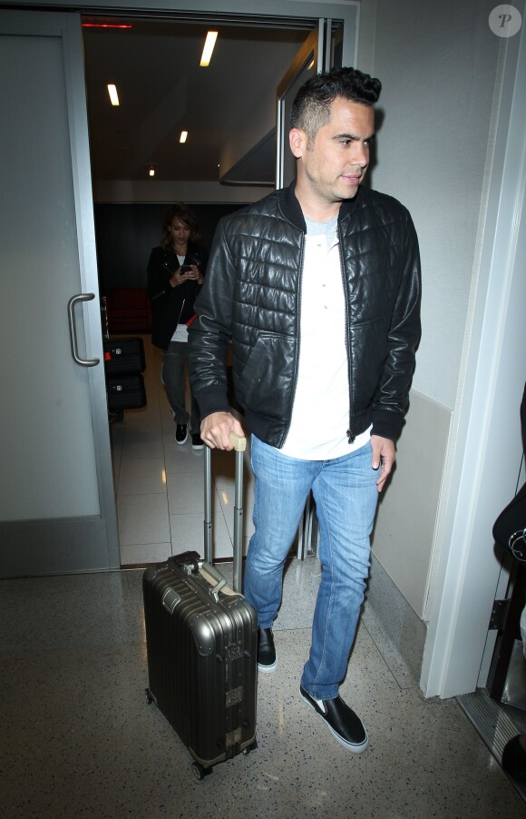 Jessica Alba et son mari Cash Warren arrivent à l'aéroport LAX de Los Angeles. Le 5 mai 2014