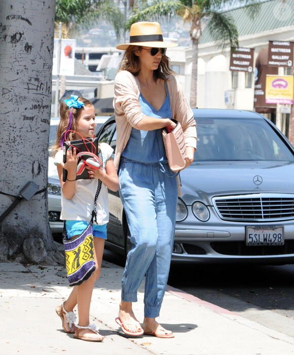 Jessica Alba se rend au salon de beauté Bellacures avec sa fille Honor à Los Angeles, le 4 mai 2014.
