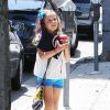 Jessica Alba se rend au salon de beauté Bellacures avec sa fille Honor à Los Angeles, le 4 mai 2014.