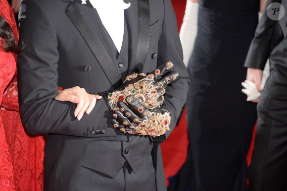 Les gants de Roberto Bolle lors du MET Gala à New York, le 5 mai 2014.