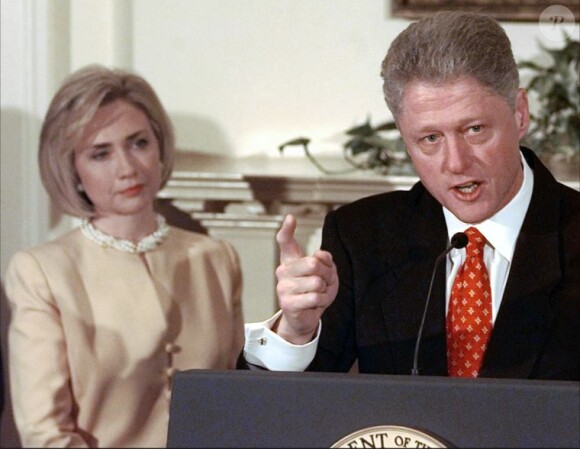 Bill Clinton en conférence de presse, devant sa femme Hilary, suite à l'affaire Monica Lewinsky. Washington, janvier 1998.