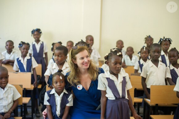 L'ancienne première dame Valérie Trierweiler a visité une école élémentaire de la commune de Rivière Froide, dans la ville de Carrefour, à Haïti, le 6 mai 2014.