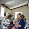 Valérie Trierweiler a distribué des provisions lors d'un séjour dans la commune de Rivière Froide, dans la ville de Carrefour, à Haïti, le 6 mai 2014.