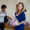 Valérie Trierweiler a distribué des provisions lors d'un séjour dans la commune de Rivière Froide, dans la ville de Carrefour, à Haïti, le 6 mai 2014.