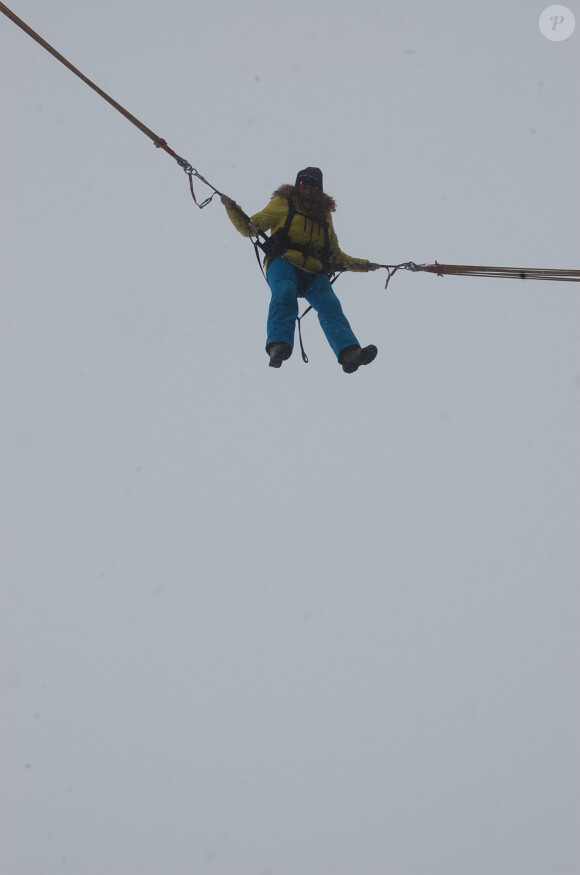 Emma Shaka fait du saut à l'élastique, le 2 mai 2014 à Val Thorens.