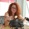 Emma Shaka mange une fondue savoyarde, le 2 mai 2014 à Val Thorens.