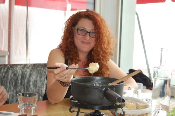 Emma Shaka mange une fondue savoyarde, le 2 mai 2014 à Val Thorens.