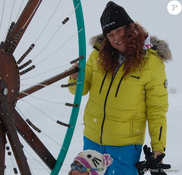 Emma Shaka joue dans la neige avec des enfants, le 2 mai 2014 à Val Thorens.