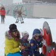 Emma Shaka joue dans la neige avec des enfants, le 2 mai 2014 à Val Thorens.