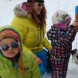 Emma Shaka joue dans la neige avec des enfants, le 2 mai 2014 à Val Thorens.