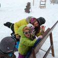Emma Shaka joue dans la neige avec des enfants, le 2 mai 2014 à Val Thorens.