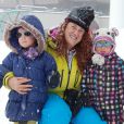 Emma Shaka joue dans la neigeavec des enfants, le 2 mai 2014 à Val Thorens.