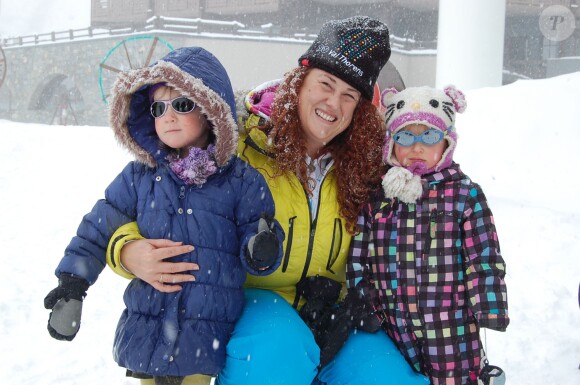 Emma Shaka joue dans la neigeavec des enfants, le 2 mai 2014 à Val Thorens.
