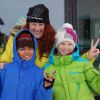 Emma Shaka joue dans la neige avec des enfants, le 2 mai 2014 à Val Thorens.