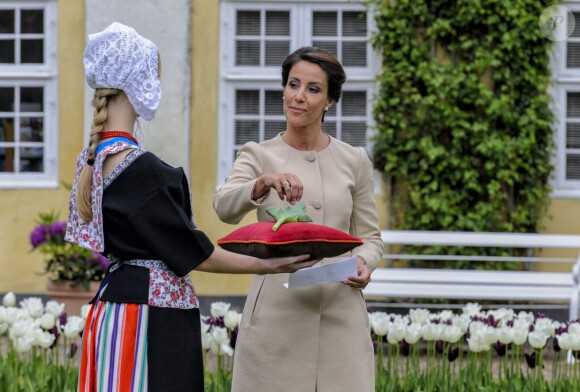 Champagne (quelques gouttes) ! La princesse Marie de Danemark a baptisé le 7 mai 2014 une fleur à son nom dans le parc du château de Gavno : la tulipe Princesse Marie, une variété simple tardive de 45 cm, blanche à liseré cerise sur le bord.