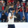 Thiago Silva et son fils après le match entre le PSG et Rennes, qui fait du club de la capitale le champion de France 2014 malgré la défaite, le 7 mai 2014 au Parc des Princes à Paris