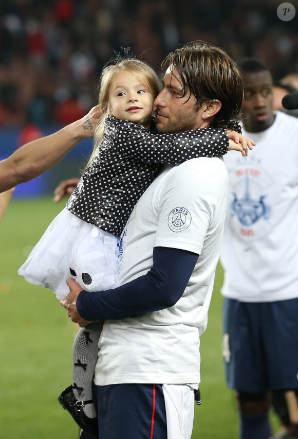 Maxwell et l'une de ses filles après le match entre le PSG et Rennes, qui fait du club de la capitale le champion de France 2014 malgré la défaite, le 7 mai 2014 au Parc des Princes à Paris