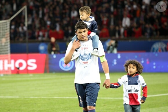Thiago Silva et ses fils après le match entre le PSG et Rennes, qui fait du club de la capitale le champion de France 2014 malgré la défaite, le 7 mai 2014 au Parc des Princes à Paris