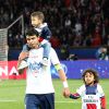 Thiago Silva et ses fils après le match entre le PSG et Rennes, qui fait du club de la capitale le champion de France 2014 malgré la défaite, le 7 mai 2014 au Parc des Princes à Paris