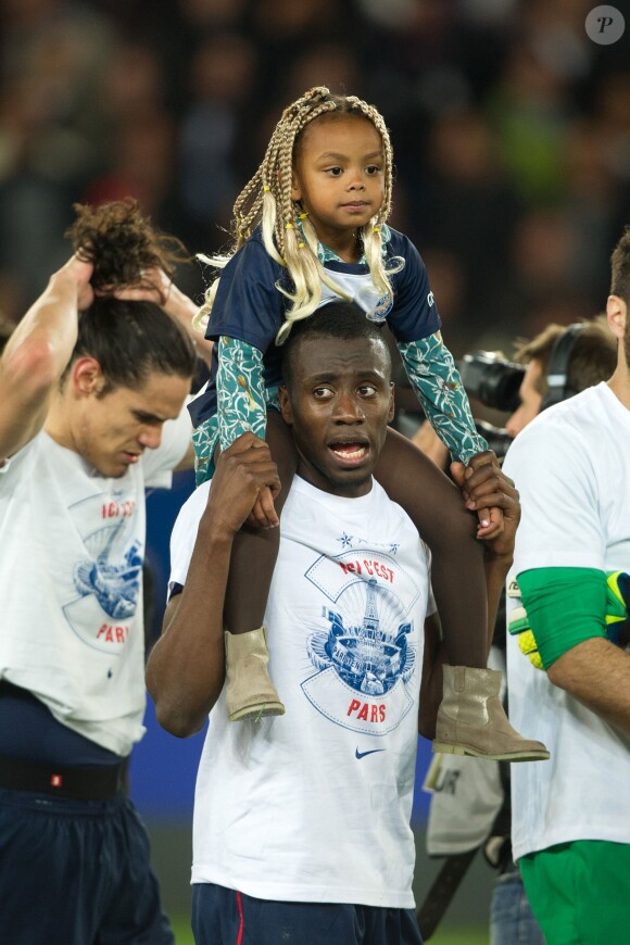 Blaise Matuidi et sa fille Myliane après le match entre le PSG et Rennes, qui fait du club de la capitale le champion de France 2014 malgré la défaite, le 7 mai 2014 au Parc des Princes à Paris
