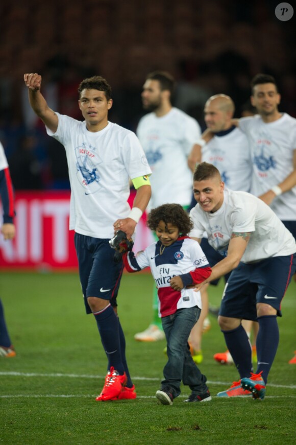 Thiago Silva, son fils et Marco Verratti après le match entre le PSG et Rennes, qui fait du club de la capitale le champion de France 2014 malgré la défaite, le 7 mai 2014 au Parc des Princes à Paris