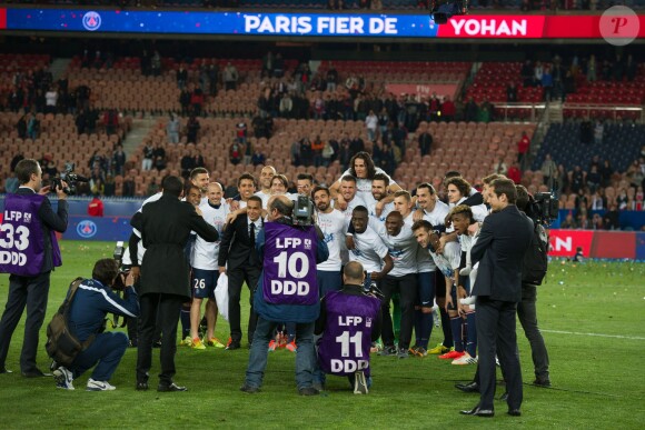 L'équipe du Paris Saint-Germain après le match entre le PSG et Rennes, qui fait du club de la capitale le champion de France 2014 malgré la défaite, le 7 mai 2014 au Parc des Princes à Paris