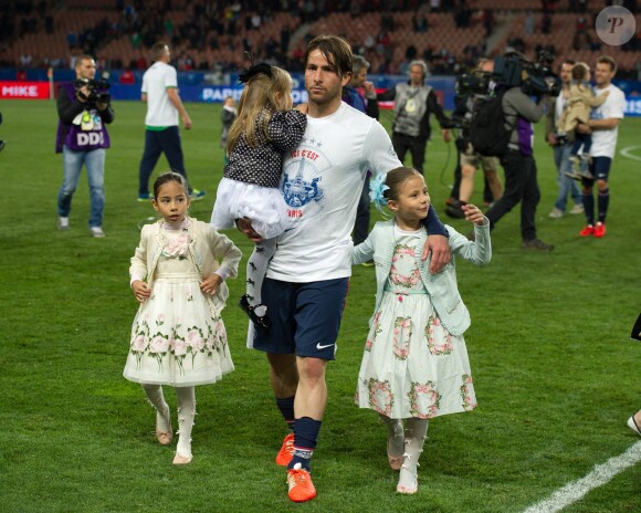 Maxwell et ses filles après le match entre le PSG et Rennes, qui fait du club de la capitale le champion de France 2014 malgré la défaite, le 7 mai 2014 au Parc des Princes à Paris