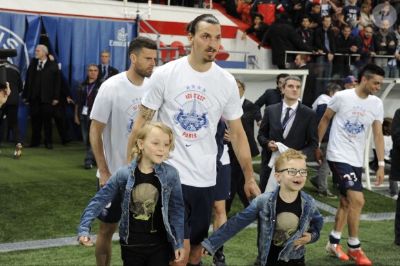 Zlatan Ibrahimovic et ses fils Maximilian et Vincent après le match entre le PSG et Rennes, qui fait du club de la capitale le champion de France 2014 malgré la défaite, le 7 mai 2014 au Parc des Princes à Paris