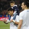 Thiago Silva, son fils et Zlatan Ibrahimovic après le match entre le PSG et Rennes, qui fait du club de la capitale le champion de France 2014 malgré la défaite, le 7 mai 2014 au Parc des Princes à Paris