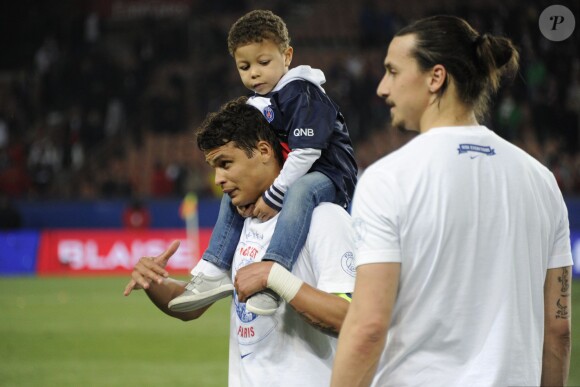 Thiago Silva, son fils et Zlatan Ibrahimovic après le match entre le PSG et Rennes, qui fait du club de la capitale le champion de France 2014 malgré la défaite, le 7 mai 2014 au Parc des Princes à Paris