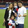 Thiago Silva et sa famille après le match entre le PSG et Rennes, qui fait du club de la capitale le champion de France 2014 malgré la défaite, le 7 mai 2014 au Parc des Princes à Paris