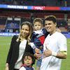 Thiago Silva et sa famille après le match entre le PSG et Rennes, qui fait du club de la capitale le champion de France 2014 malgré la défaite, le 7 mai 2014 au Parc des Princes à Paris