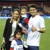 Thiago Silva et sa famille après le match entre le PSG et Rennes, qui fait du club de la capitale le champion de France 2014 malgré la défaite, le 7 mai 2014 au Parc des Princes à Paris