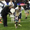 Ezequiel Lavezzi avec la fille de Blaise Matuidi, après le match entre le PSG et Rennes, qui fait du club de la capitale le champion de France 2014 malgré la défaite, le 7 mai 2014 au Parc des Princes à Paris