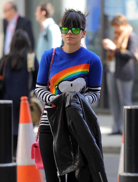 Lily Allen dans les rues de Londres. Le 16 avril 2014.