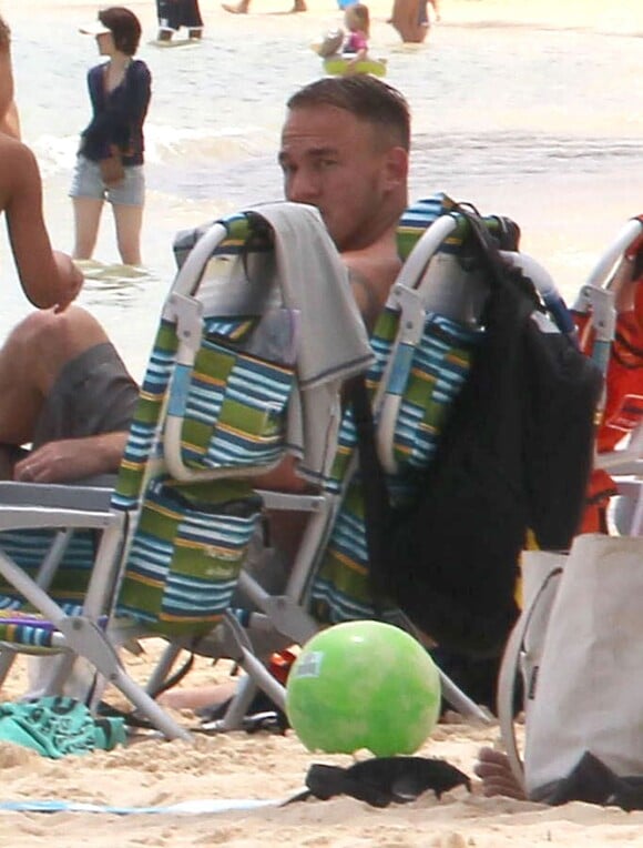Exclusif - Alanis Morissette, son mari Mario Treadway et leur fils Ever profitent de la plage à Maui le 3 mai 2014.