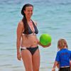 Exclusif - Alanis Morissette et son fils Ever profitent de la plage à Maui le 3 mai 2014.