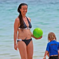 Alanis Morissette en formes à la plage : Elle n'a d'yeux que pour son petit Ever