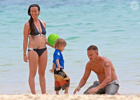 Exclusif - La chanteuse Alanis Morissette, son mari Mario Treadway et leur fils Ever profitent de la plage à Maui le 3 mai 2014.