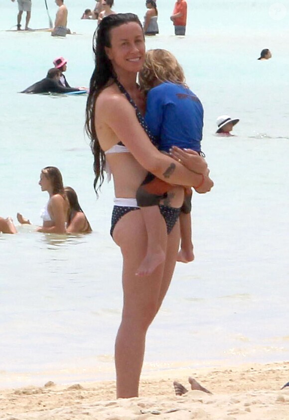 Exclusif - Alanis Morissette, son mari Mario Treadway et leur fils Ever profitent de la plage à Maui le 3 mai 2014.